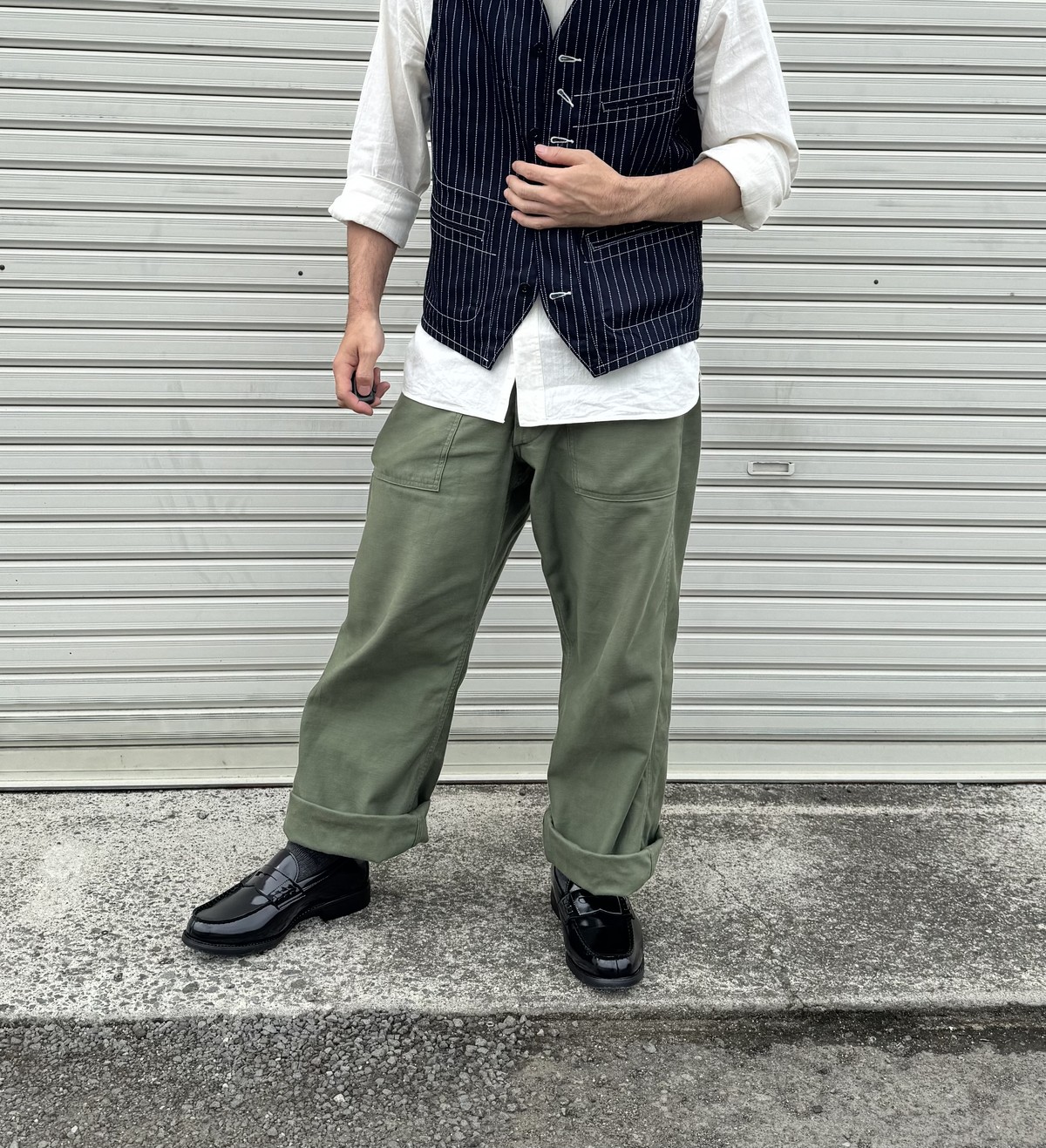 白シャンブレーシャツにウォバッシュストライプのデニムベストを重ねた上半身