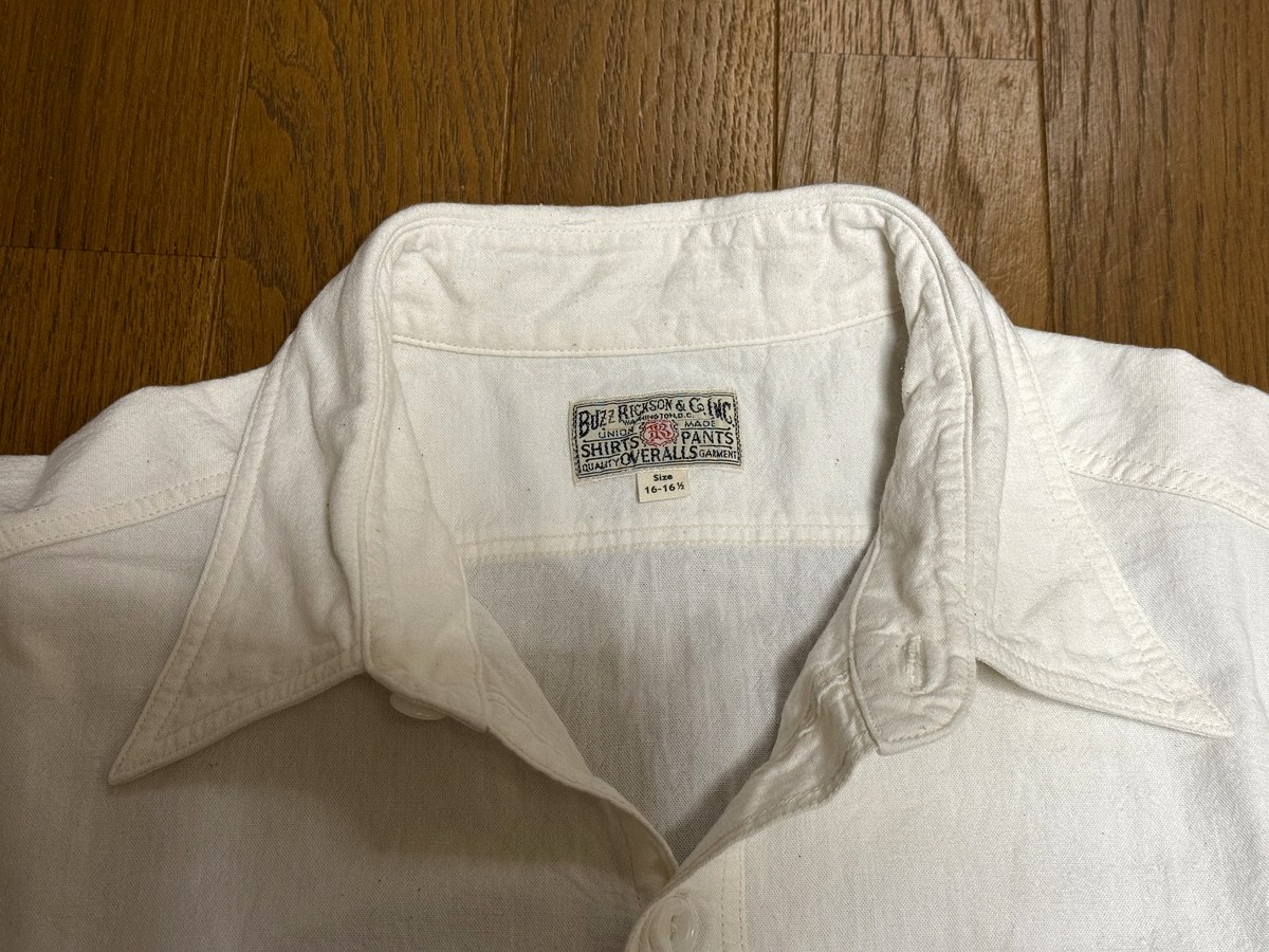 バズリクソンズの襟に付いたブランドタグ SHIRTS PANTS OVERALLS