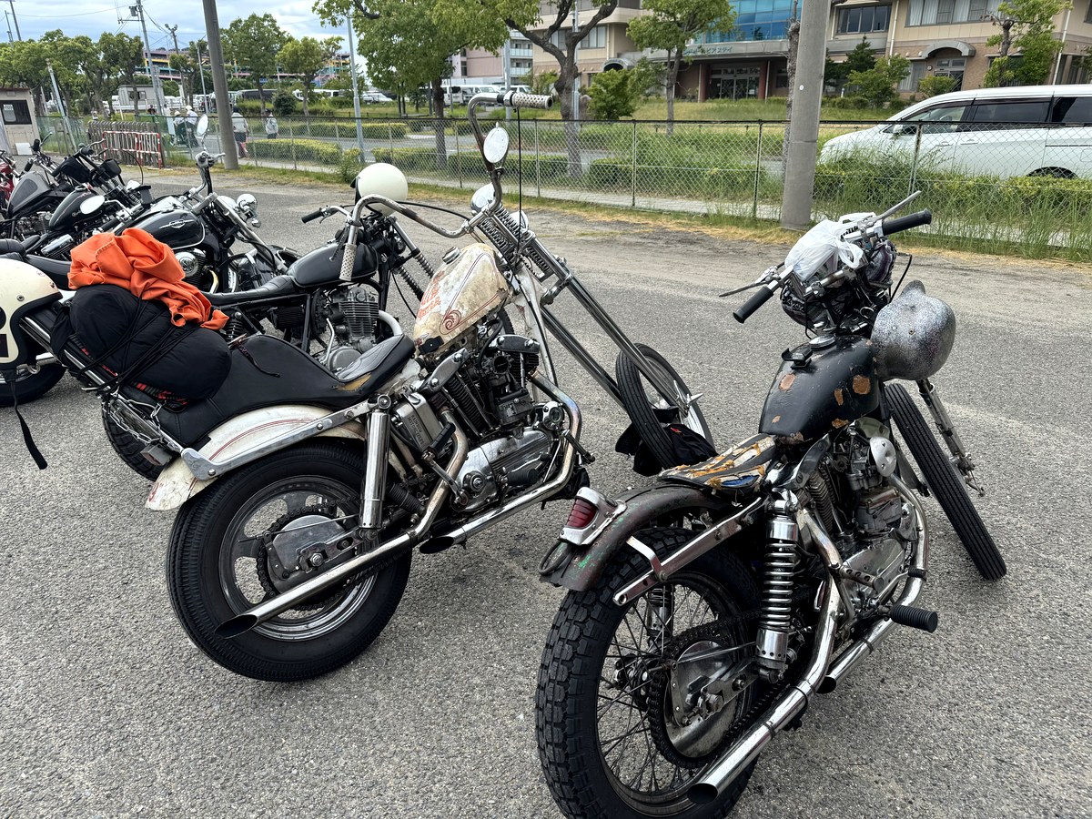 屋外駐車場に停まったショベルヘッドなどの旧車
