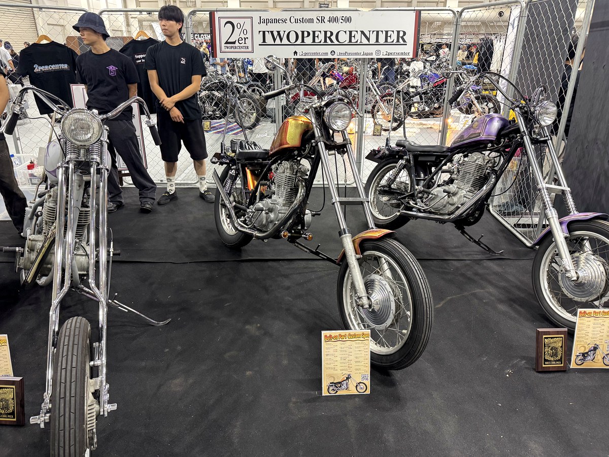 TWOPERCENTERのブースに並んだ複数のチョッパー