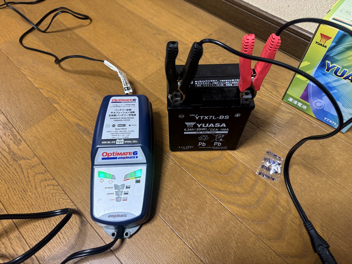 新品バッテリーをオプティメイト6に接続して充電している様子