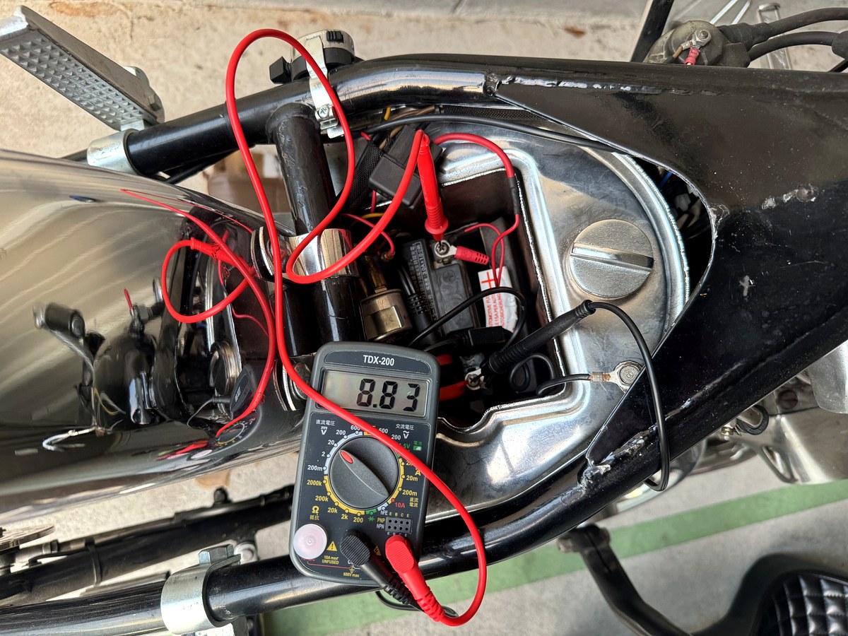 ショベルヘッドの車体でバッテリー電圧を測定し8.83Vを表示したテスター