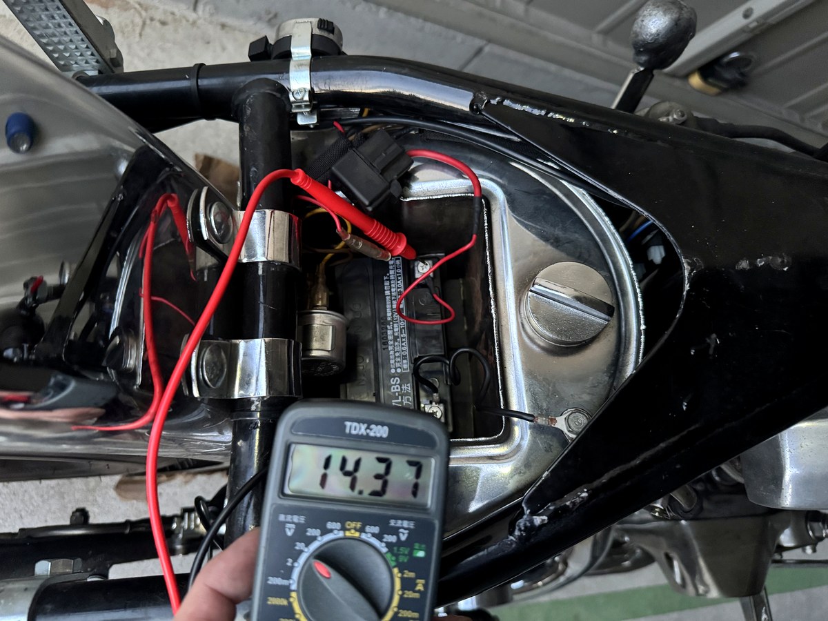 エンジン始動後のバッテリー電圧を測定し14.37Vを表示したテスター
