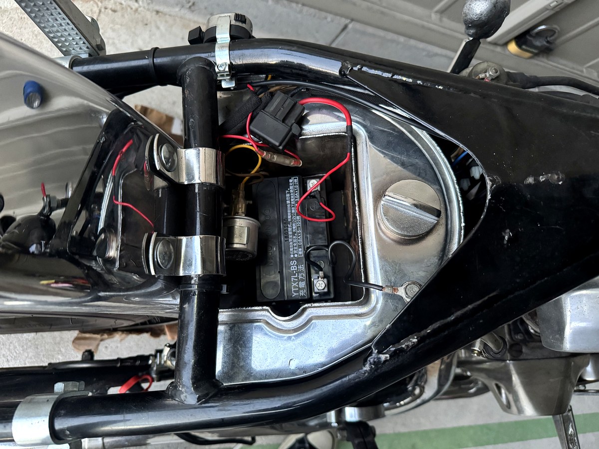 ショベルヘッドのバッテリーボックスに新しいYTX7L-BSを搭載したところ