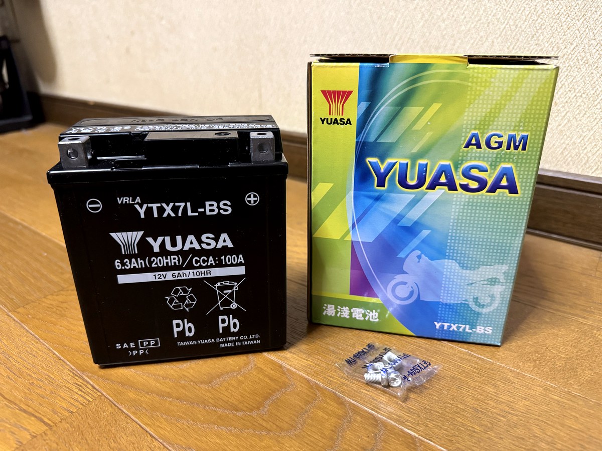 YUASA YTX7L-BS バッテリー本体と箱、スペック表記