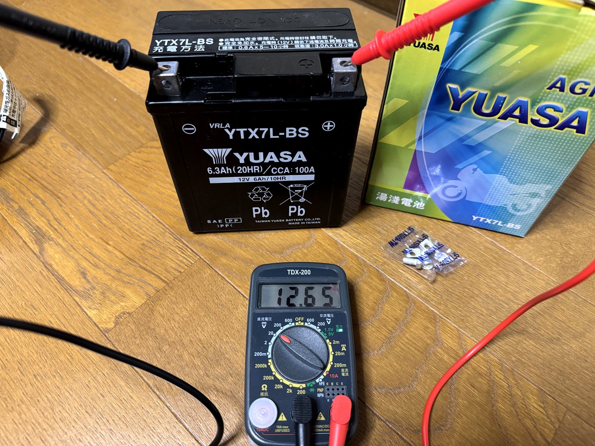 新品のYUASA YTX7L-BSの電圧をテスターで測定し12.65Vを表示
