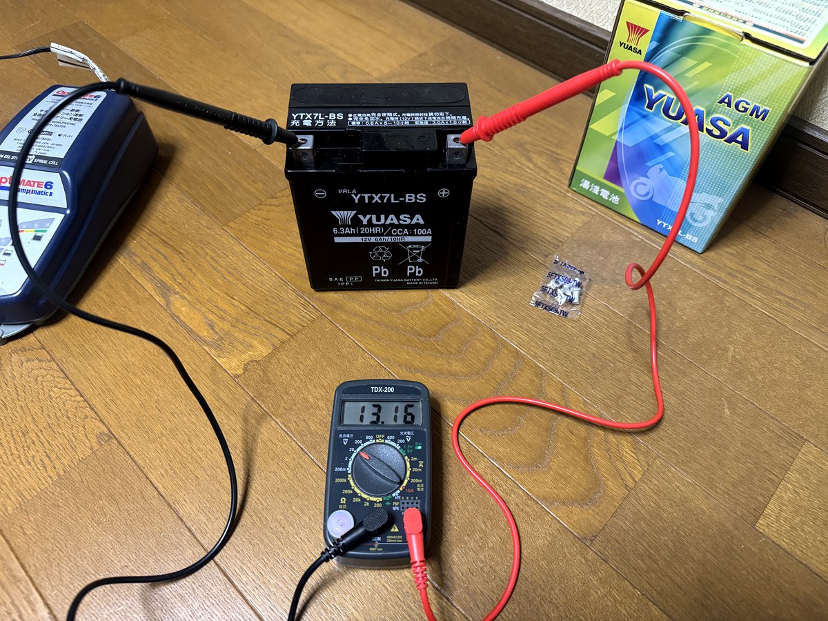 オプティメイト6で充電中のYUASA YTX7L-BSのラベル
